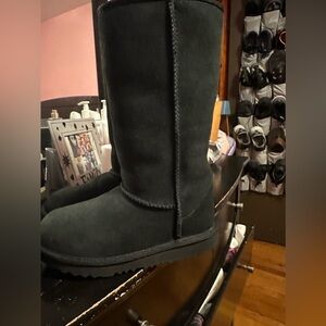 Girls Ugg bots brend new, with tags. No box